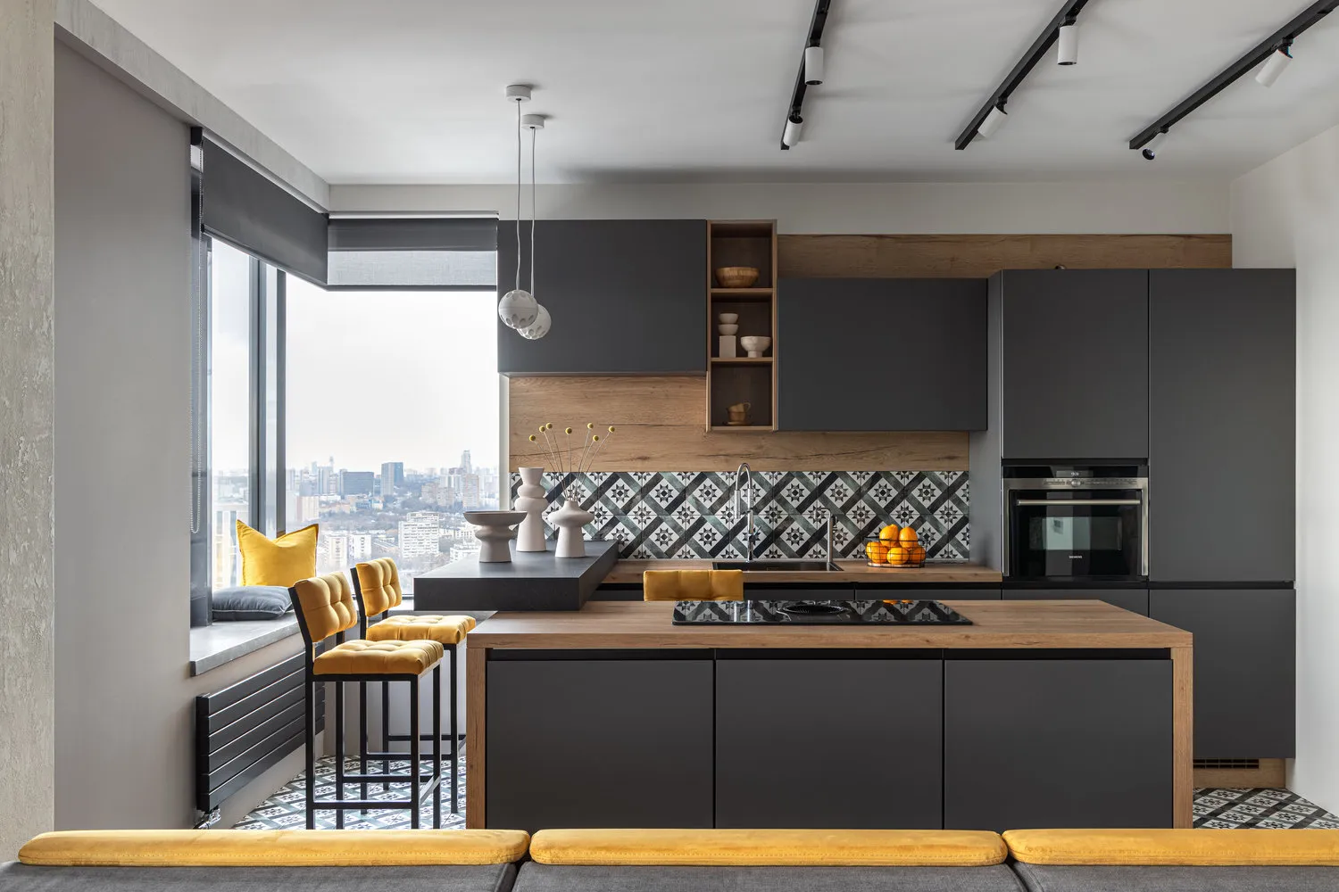 Todas las paredes están preparadas para pintura, excepto una pequeña parte sobresaliente de la pared en la cocina-sala que está cubierta con estuco decorativo.