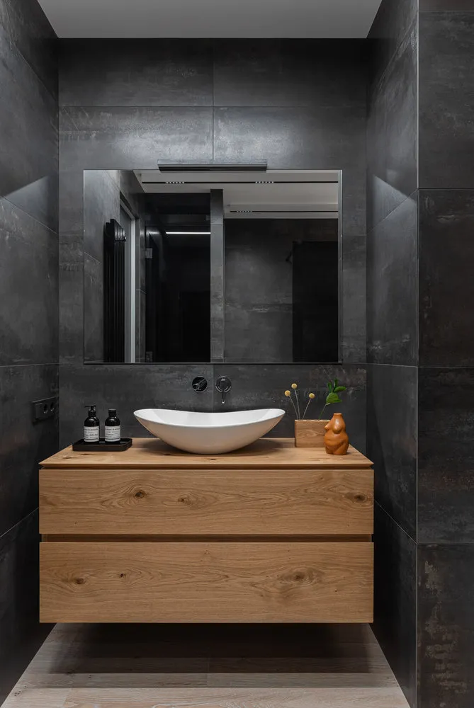 La combinación de cerámica granítica con acabado de concreto o metal y madera ya se ha convertido en clásico, pero aún no pierde su actualidad.