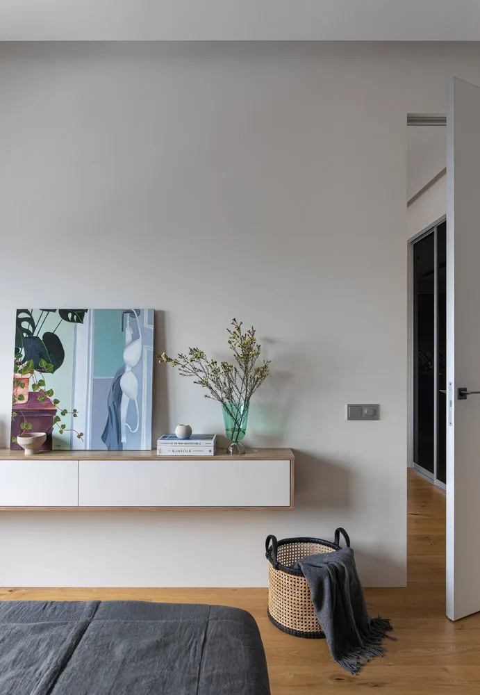 Foto: Dormitorio en estilo moderno, Apartamento, Minimalismo, Proyecto de la semana, Moscú, 2 habitaciones, 60-90 metros, Ekaterina Zhukova – foto en nuestro sitio web