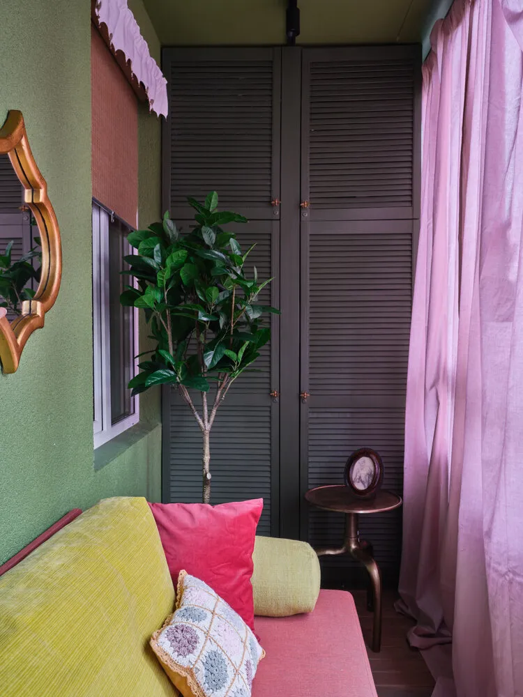 En el balcón se creó una zona de oficina y descanso con espacios adicionales para almacenar.