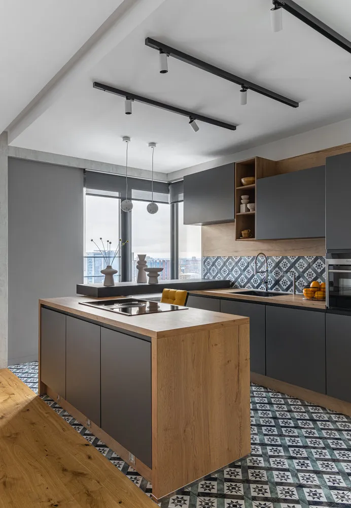 Para el uso más cómodo del isla, los estantes están colocados a ambos lados: desde la cocina - normales por profundidad, y desde el reverso - más estrechos para almacenamiento adicional.