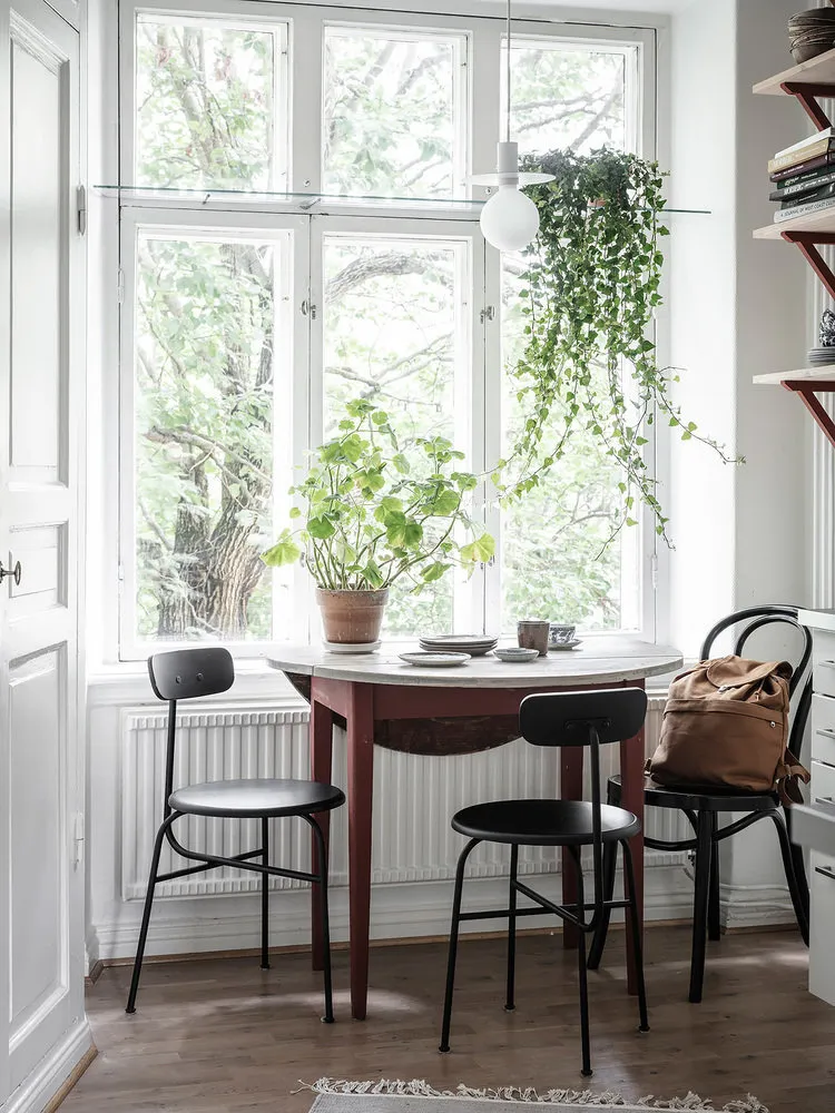 照片:北欧风格厨房与餐厅,现代,室内装饰,白色,灰色 – 我们网站上的照片