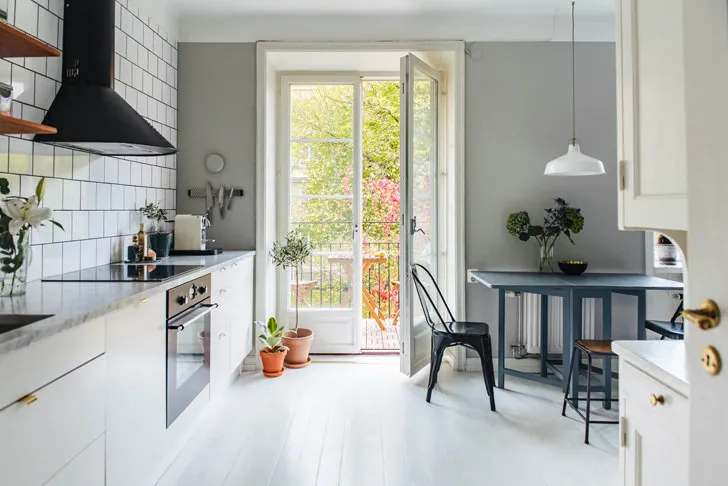 照片：北欧风格厨房和餐厅，室内装饰，小公寓，公寓——我们网站上的照片