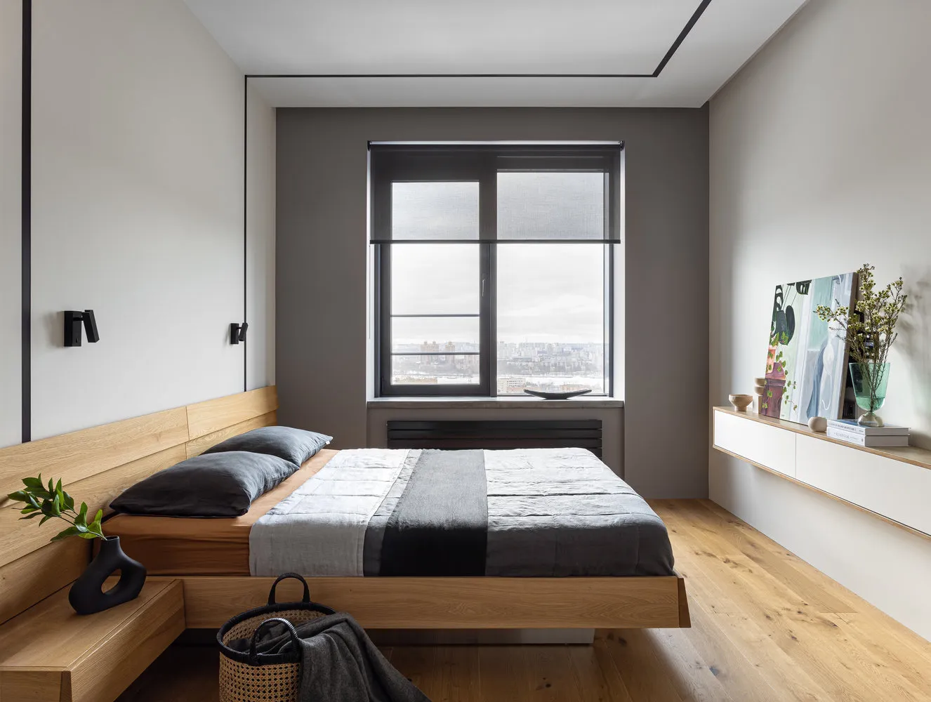 Fíjense en los alféizares. Están hechos de concreto, prácticamente DIY. El contratista que encontraron dejó el trabajo incompleto y se fue. Para no retrasar la construcción, los chicos decidieron hacerlos ellos mismos - así quedaron muy integrados al estilo del interior