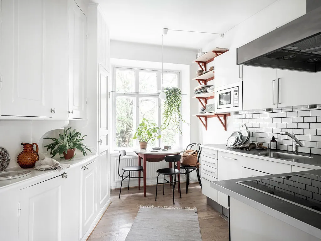 照片:北欧风格厨房与餐厅,现代,室内装饰,白色,灰色 – 我们网站上的照片