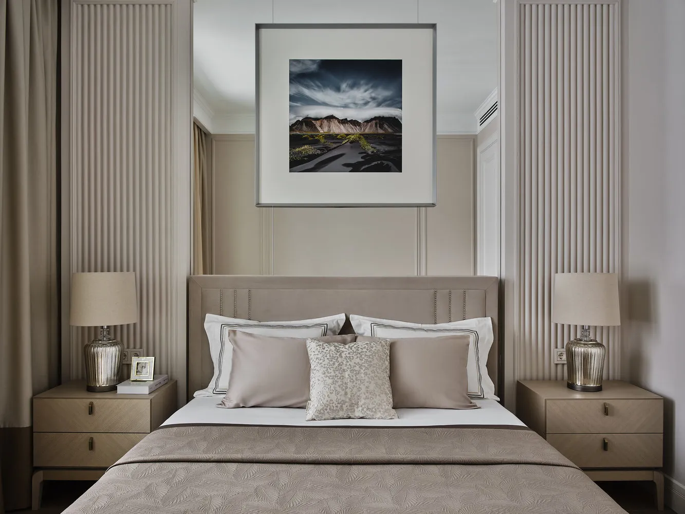 Las rayas verticales en los paneles estiran el espacio hacia arriba, añadiendo sensación de aire y volumen.