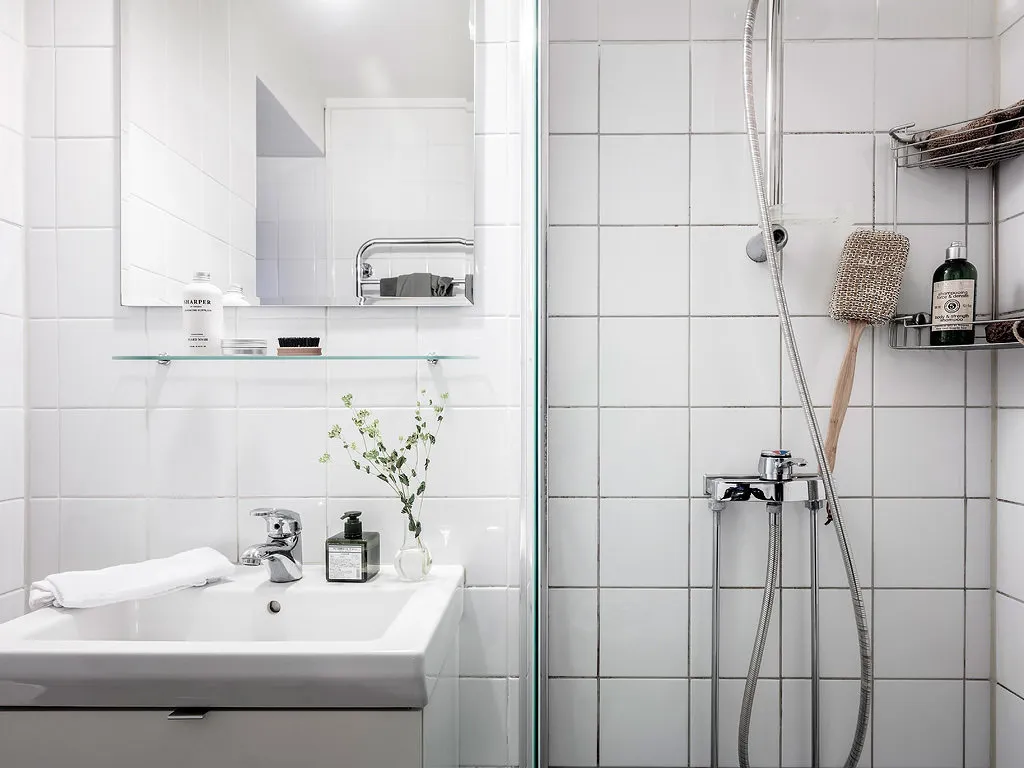 照片:北欧风格浴室,现代,室内装饰,白色,灰色 – 我们网站上的照片