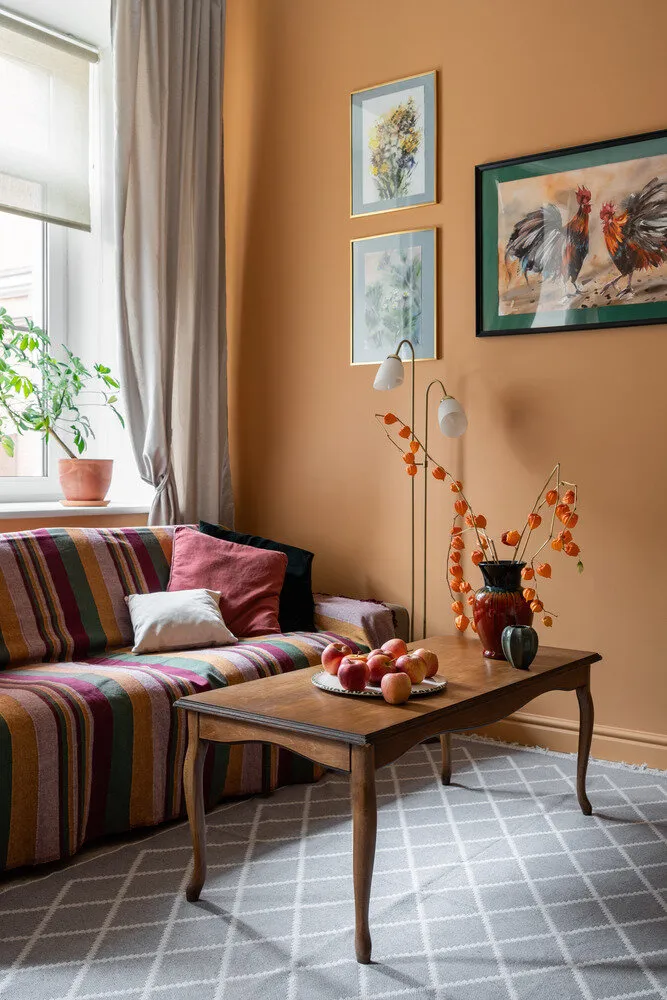 En el interior hay mucha cerámica con esmalte de colores y vidrio vintage colorido.