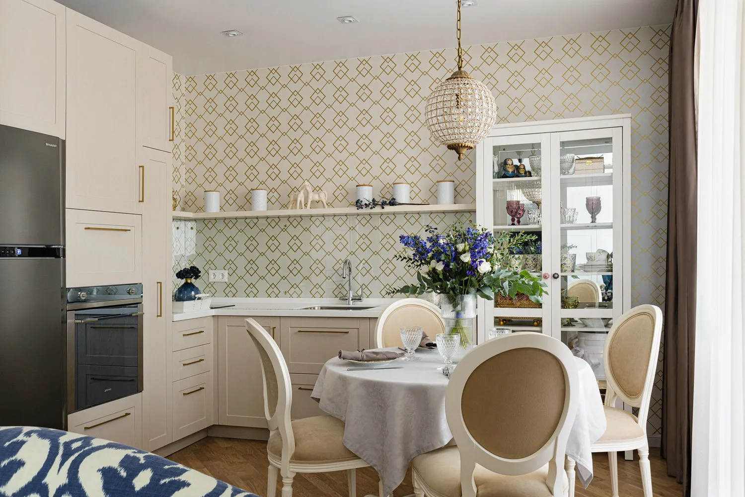 照片：经典风格厨房与餐厅，改造，3室，60-90平方米，叶卡捷琳娜·乌斯科娃，乡村别墅改造 – 网站上的照片