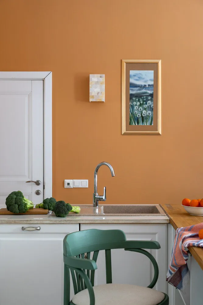 Sillas semi-bar de producción belarusa, elegidas por relación calidad-precio, estructura resistente y fácil cambio de revestimiento textil sin necesidad de acudir a un taller, algo importante en la cocina.