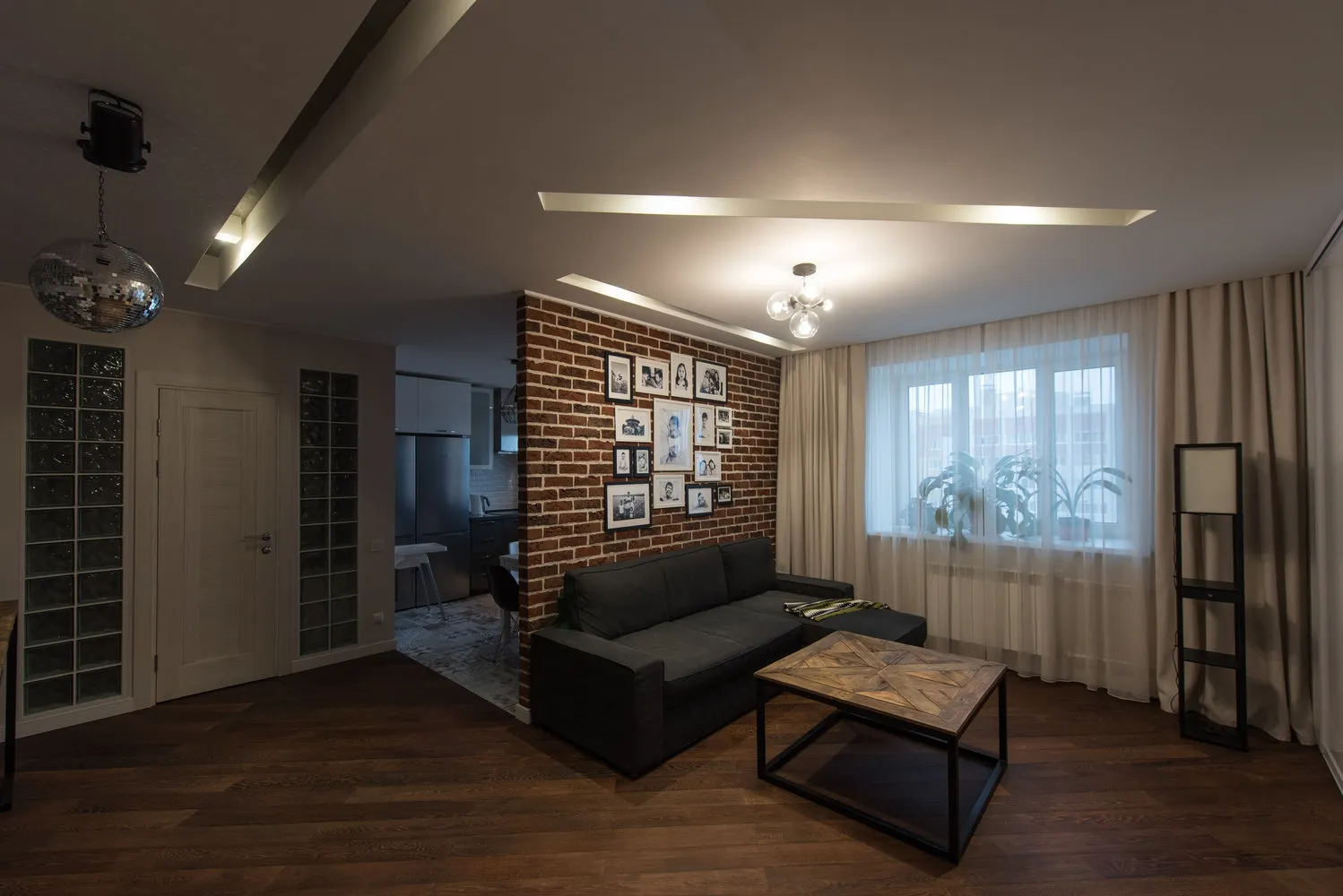 照片：现代风格客厅，技巧–我们网站的照片