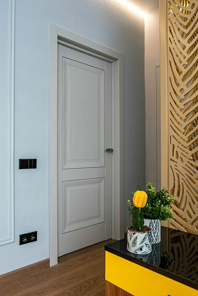 Parte del decorado la decidieron hacer ellos mismos: son macetas decoradas con microcemento, pintadas con pintura acrílica y esponja, con plantillas. También hicieron un panel con hoja de helecho hecho de microcemento.