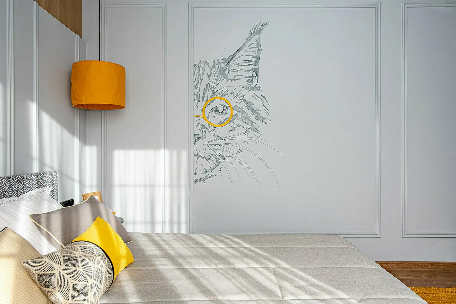 Silla amarilla brillante y muy suave, alfombra gruesa y agradable al tacto en el suelo y una lámpara amarilla colocada a la derecha de la cama, se encontraron en La Redoute.