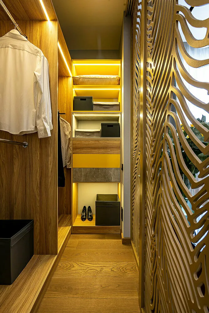 En el armario hay perchas para colgar ropa - están iluminadas por una luz integrada desde arriba.