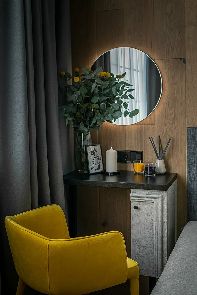 La mesa de baño es un objeto artístico hecho a mano, está apoyada sobre dos patas, como si se hubiera cortado la mitad de la mesa. En su frente también se mantiene este juego.