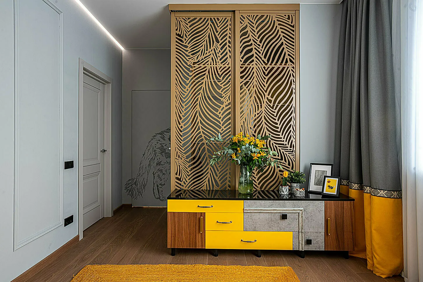 La mesilla de TV fue fabricada en fábrica según el boceto de los diseñadores. Resultó ser un modelo clásico con una interpretación pop-art. Todas las perillas son diferentes. Para la terminación se usaron tres materiales: madera, concreto y pintura amarilla.