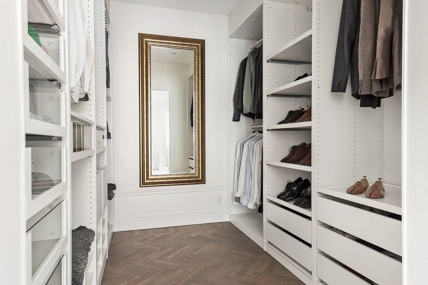 Фотографія: Гардеробна в стилі Сучасний, Прихожа, Квартира, Дім, Поради, Дача, Вілла, Особняк, Пентхаус, Шале, Таунхаус – фото на нашому сайті