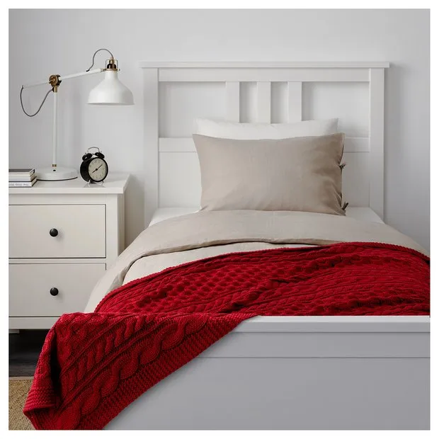 Фотография: Спальня в стиле Минимализм, Гид, ИКЕА, новогоднее оформление интерьера, новогодний декор, новогодняя сервировка стола, зимний интерьер квартиры, много ИКЕА – фото на нашем сайте