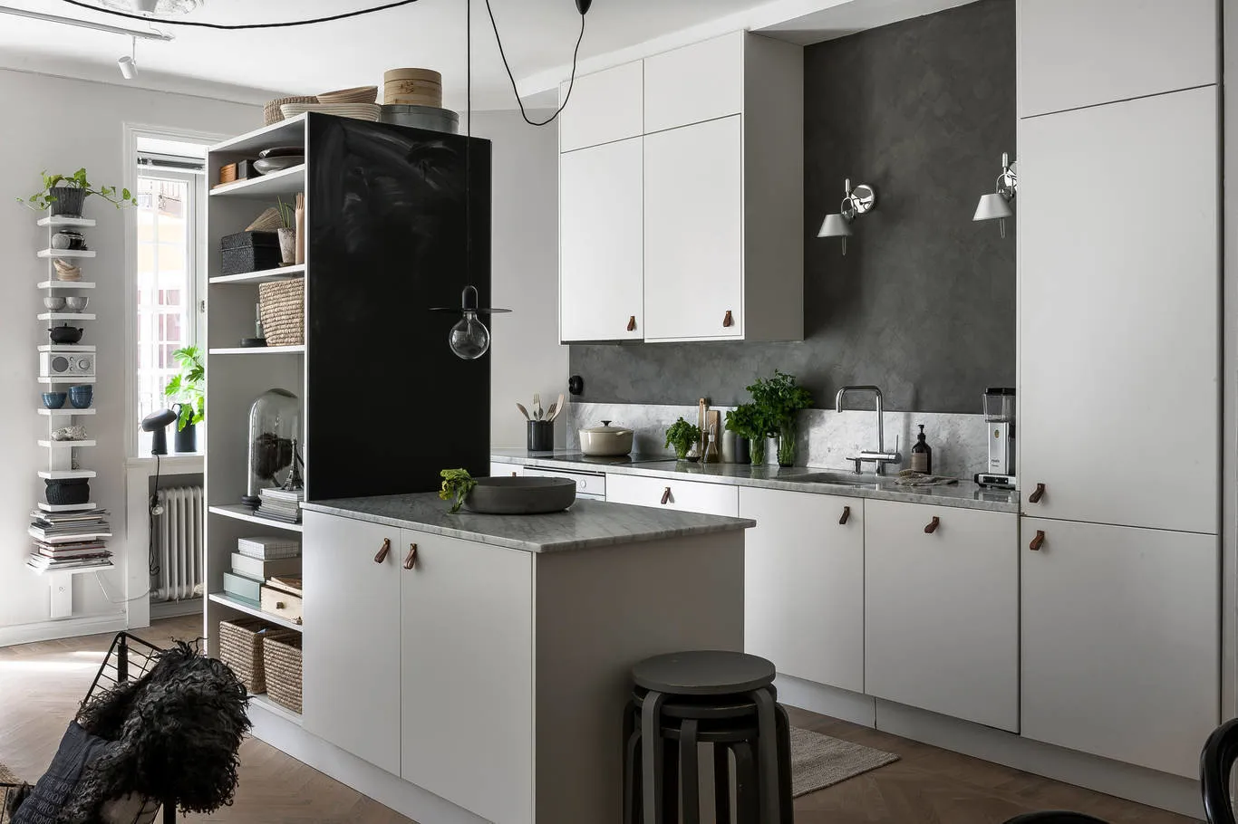 照片：北欧风格厨房和餐厅，室内装饰，公寓，瑞典，装饰，家具和灯光，斯德哥尔摩，灰色，北欧风格室内设计，3个房间，60-90平方米，单色内饰 – 我们网站上的照片