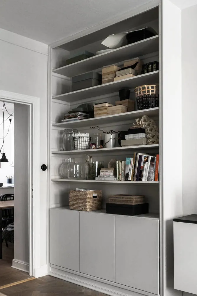 照片：北欧风格客厅，室内装饰，公寓，瑞典，装饰，家具和灯光，斯德哥尔摩，灰色，北欧风格室内设计，3个房间，60-90平方米，单色内饰 – 我们网站上的照片