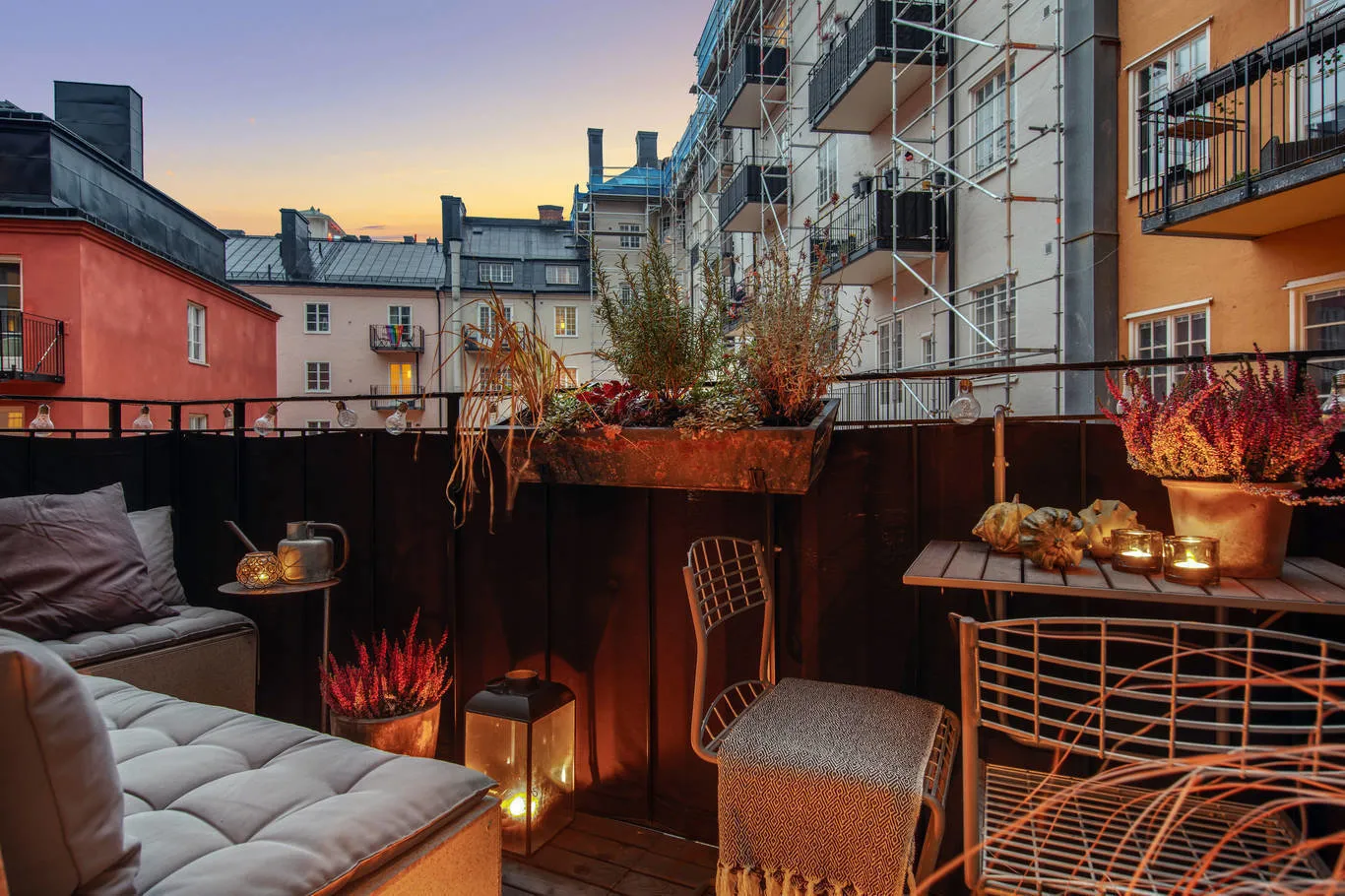 照片：北欧风格阳台，室内装饰，公寓，瑞典，装饰，家具和灯光，斯德哥尔摩，灰色，北欧风格室内设计，3个房间，60-90平方米，单色内饰 – 我们网站上的照片