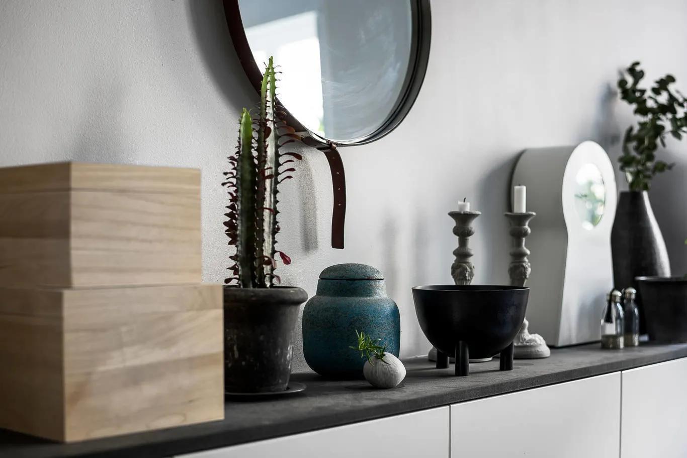 照片：北欧风格客厅，室内装饰，公寓，瑞典，装饰，家具和灯光，斯德哥尔摩，灰色，北欧风格室内设计，3个房间，60-90平方米，单色内饰 – 我们网站上的照片