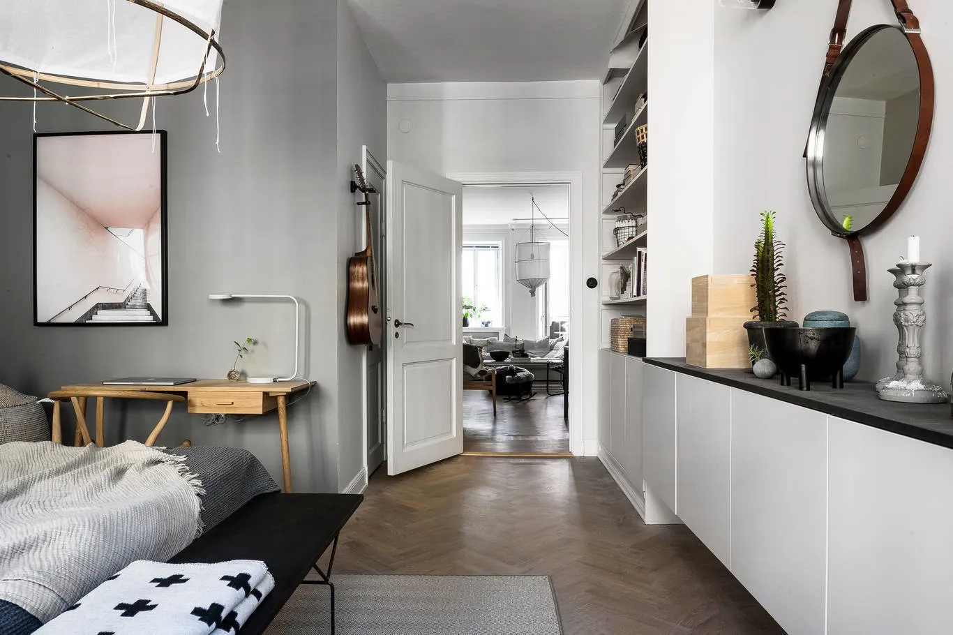 照片：北欧风格卧室，室内装饰，公寓，瑞典，装饰，家具和灯光，斯德哥尔摩，灰色，北欧风格室内设计，3个房间，60-90平方米，单色内饰 – 我们网站上的照片