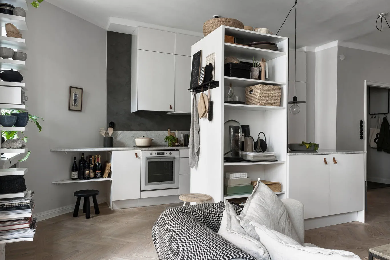 照片：北欧风格厨房和餐厅，室内装饰，公寓，瑞典，装饰，家具和灯光，斯德哥尔摩，灰色，北欧风格室内设计，3个房间，60-90平方米，单色内饰 – 我们网站上的照片