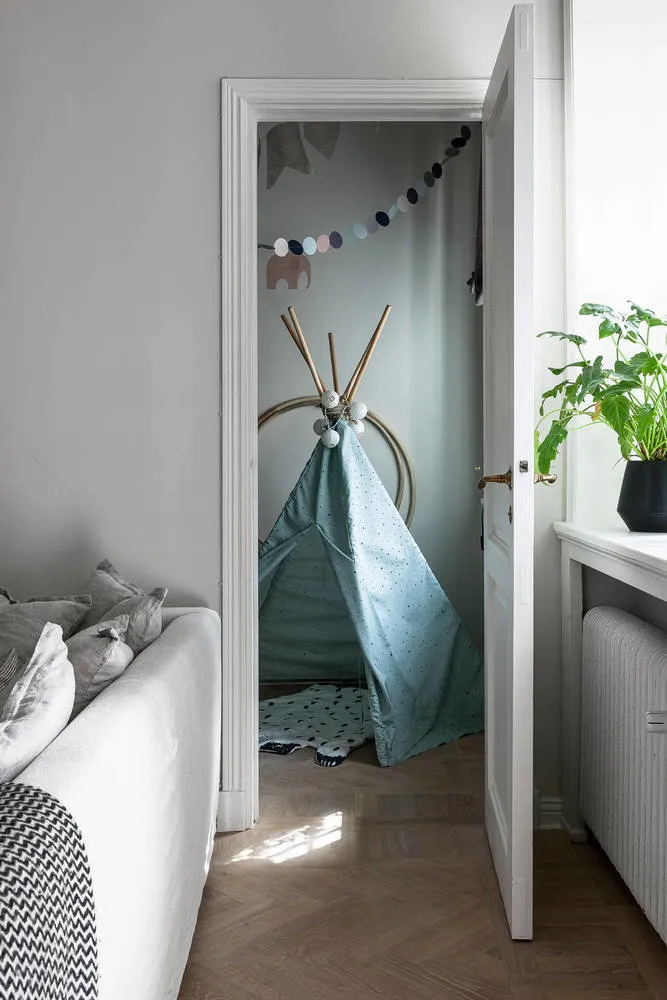 照片：北欧风格儿童房，室内装饰，公寓，瑞典，装饰，家具和灯光，斯德哥尔摩，灰色，北欧风格室内设计，3个房间，60-90平方米，单色内饰 – 我们网站上的照片