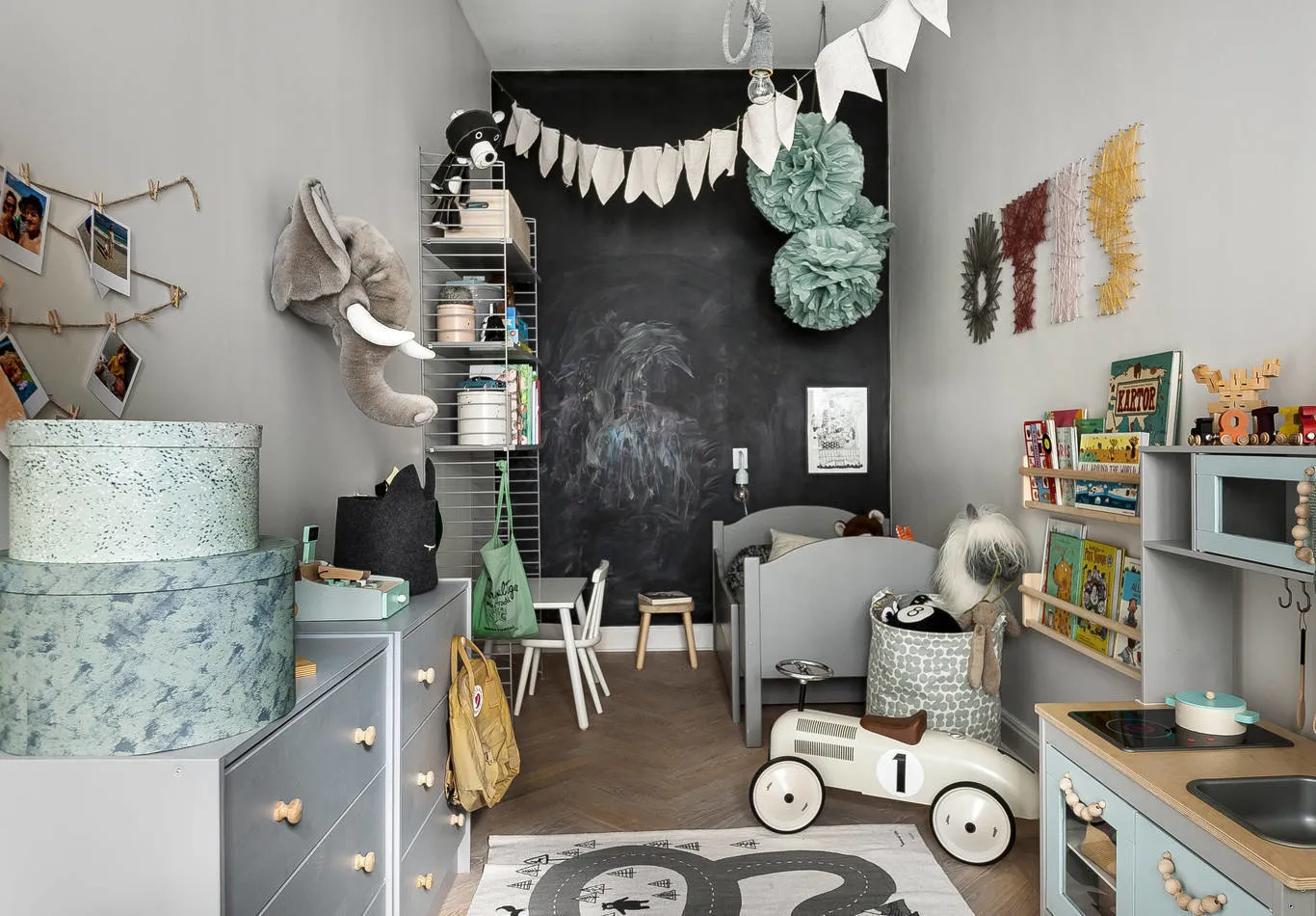 照片：北欧风格儿童房，室内装饰，公寓，瑞典，装饰，家具和灯光，斯德哥尔摩，灰色，北欧风格室内设计，3个房间，60-90平方米，单色内饰 – 我们网站上的照片