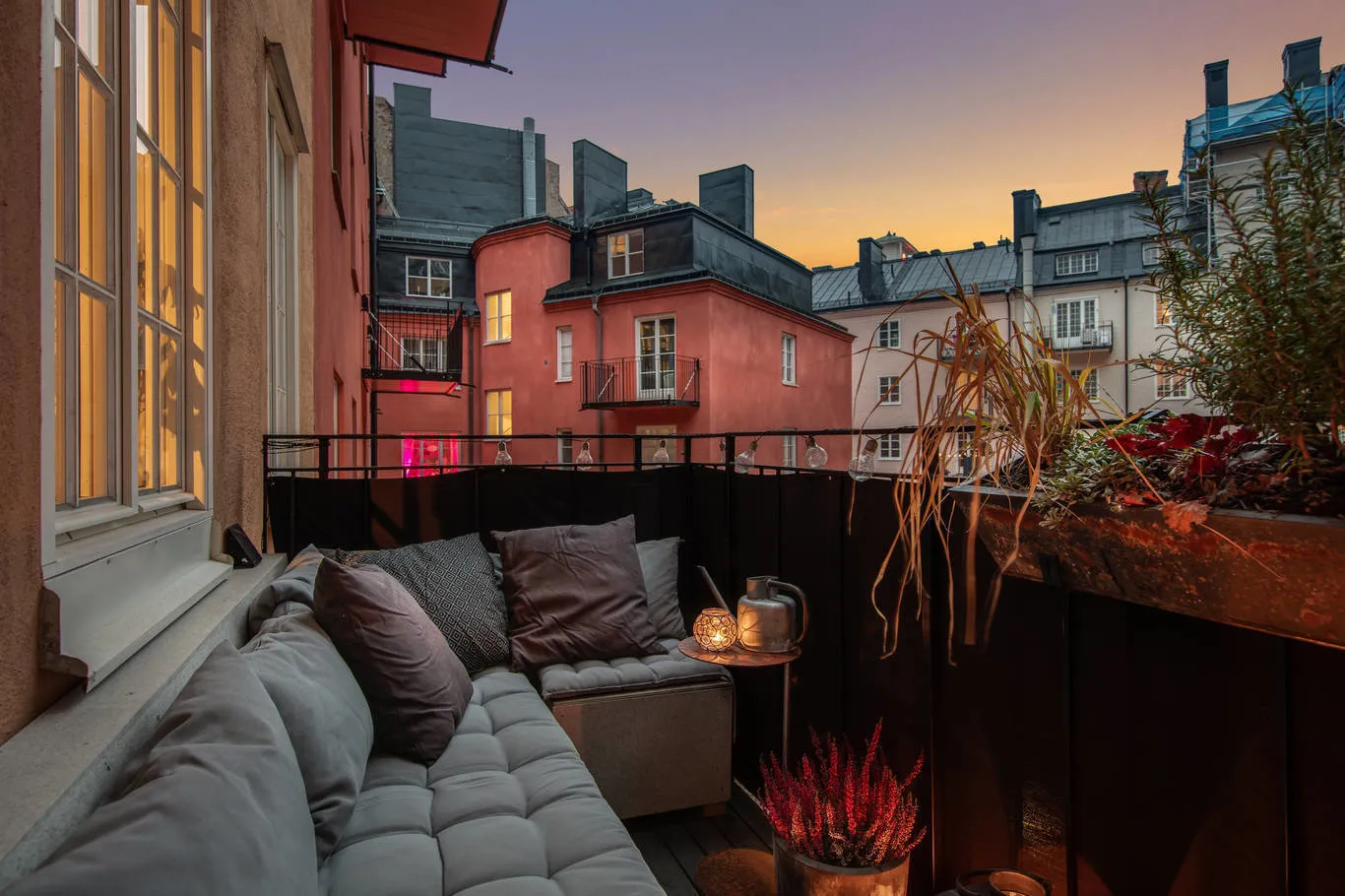 照片：北欧风格阳台，室内装饰，公寓，瑞典，装饰，家具和灯光，斯德哥尔摩，灰色，北欧风格室内设计，3个房间，60-90平方米，单色内饰 – 我们网站上的照片