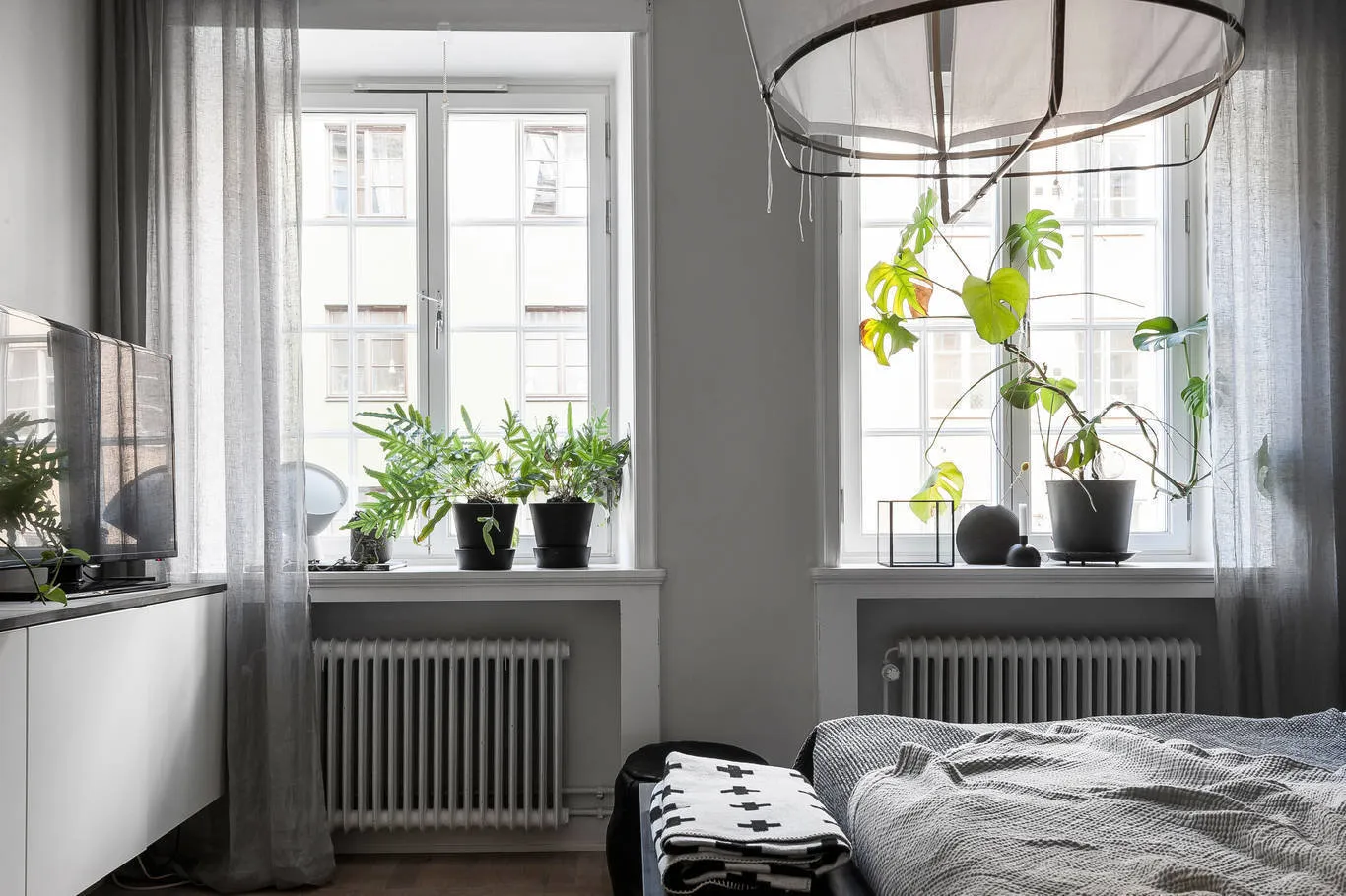 照片：北欧风格卧室，室内装饰，公寓，瑞典，装饰，家具和灯光，斯德哥尔摩，灰色，北欧风格室内设计，3个房间，60-90平方米，单色内饰 – 我们网站上的照片