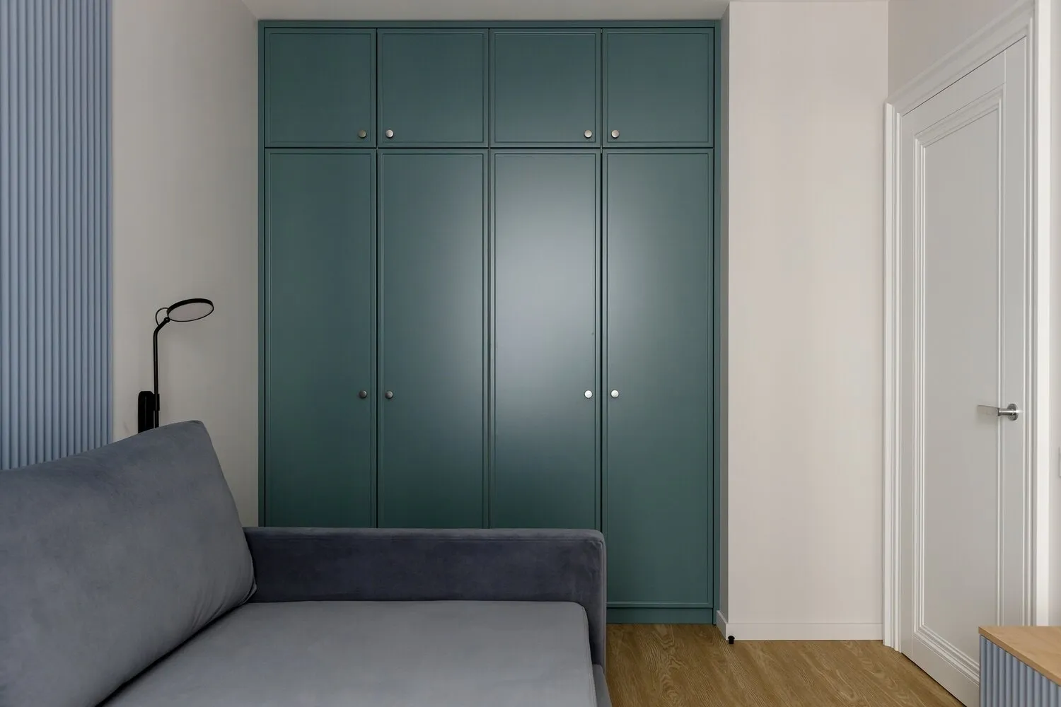 Se previó un amplio armario de guardería en la habitación del padre de la cliente. La mobiliario de cuerpo y el armario de cocina consumieron gran parte del presupuesto.