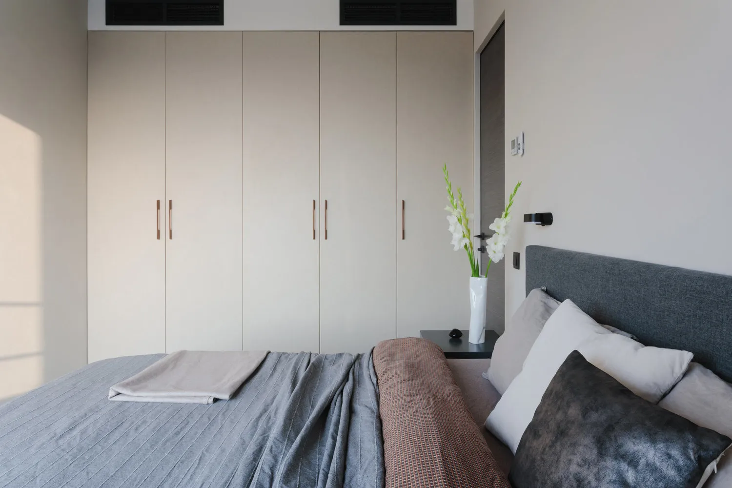 Фотографія: у стилі, Спальня, Поради, спальні дизайнерів – фото на нашому сайті