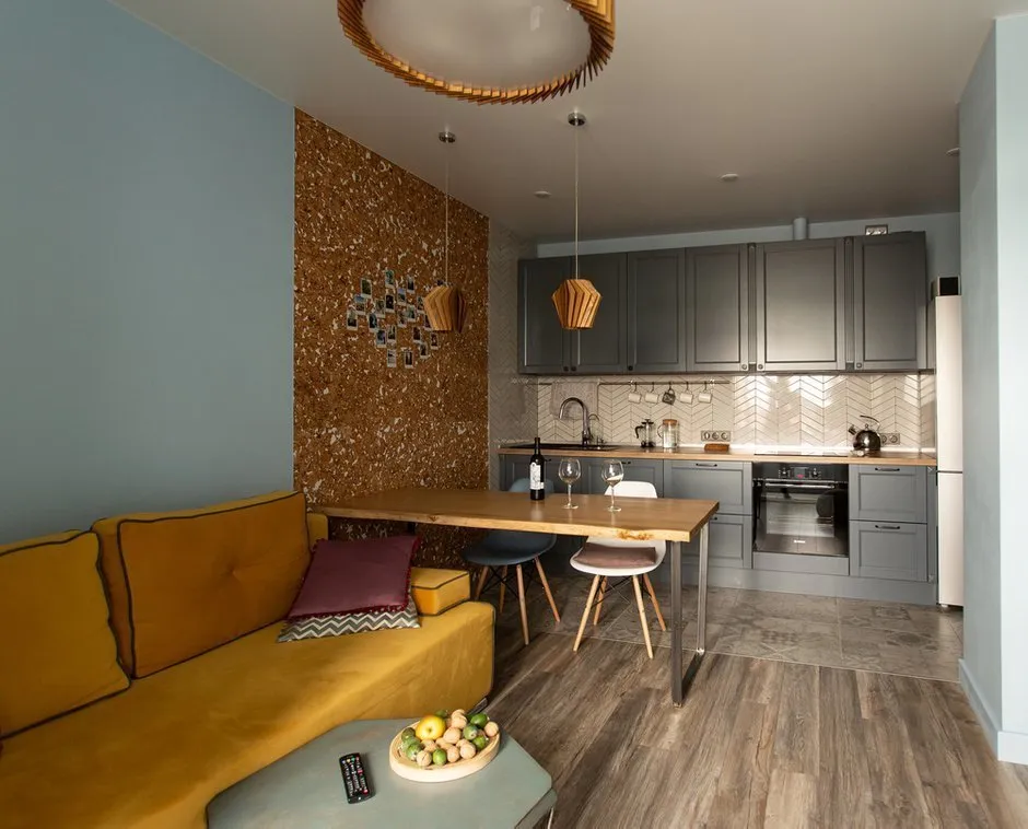 Фотографія: Кухня і столова в стилі Сучасний, Гостьова кімната, Гід, жовтий диван, жовтий диван у інтер'єрі – фото на нашому сайті