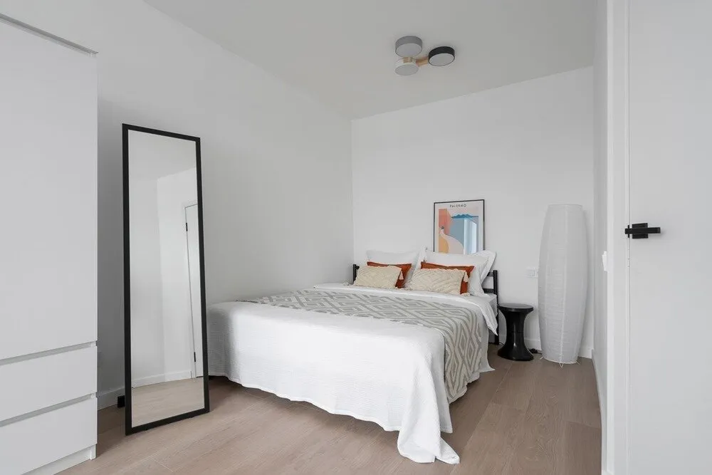 La solicitud de la cliente fue minimizar los armarios y cualquier otro mueble. Se renunció a la idea de un pasamanos abierto con ropa para preferir un armario práctico y pequeño.