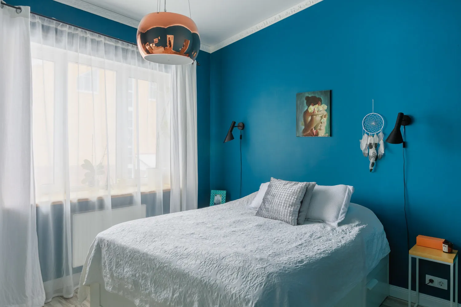 Фотографія:  в стилі , Спальня, Гид, спальня з гардеробом, як оформити робоче місце в спальні, стиральна машина в спальні – фото на нашому сайті