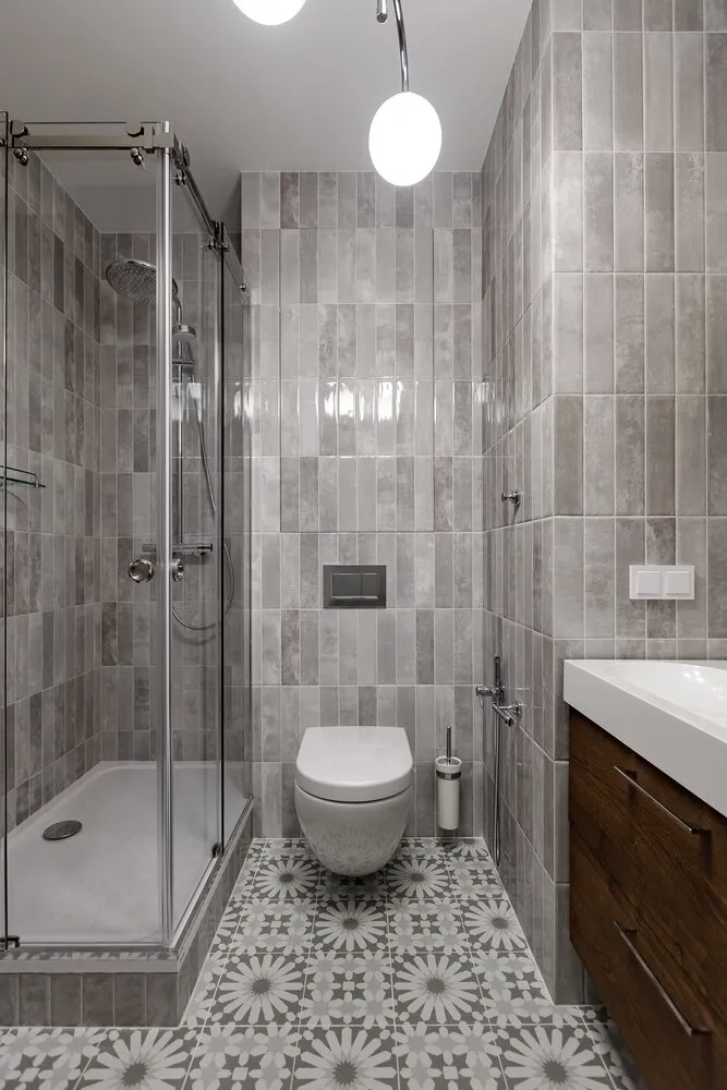 En el suelo y las paredes del baño se utilizó azulejo Dual Gres.