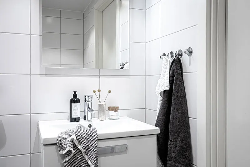 照片:斯堪的纳维亚风格浴室,室内装饰,公寓,瑞典,平面图,白色,极简主义,黑色,哥德堡,2间卧室,40-60平方米 – 我们网站上的照片