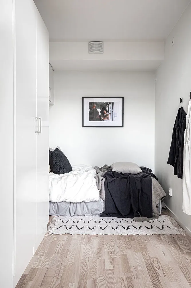 照片:斯堪的纳维亚风格卧室,室内装饰,公寓,瑞典,平面图,白色,极简主义,黑色,哥德堡,2间卧室,40-60平方米 – 我们网站上的照片