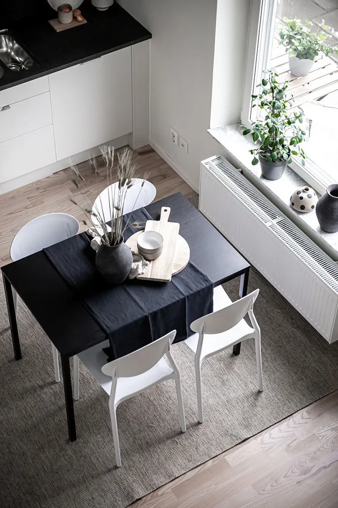 照片:斯堪的纳维亚风格厨房和餐厅,室内装饰,公寓,瑞典,平面图,白色,极简主义,黑色,哥德堡,2间卧室,40-60平方米 – 我们网站上的照片