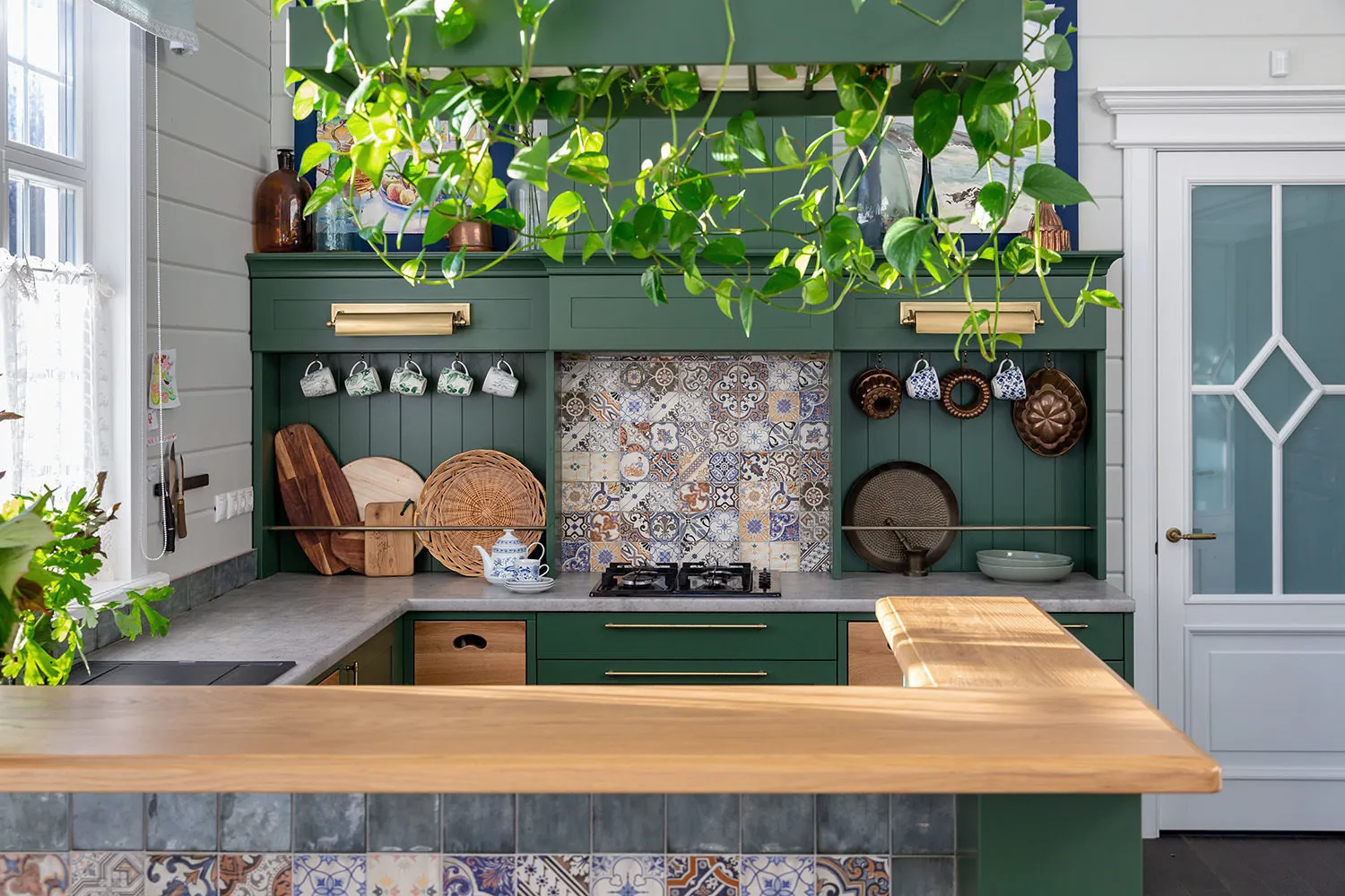 照片：现代风格厨房与餐厅，Gid, Berphin Interiors, 斯维特拉娜·尤尔科娃, 玛丽亚·涅恰耶娃, 埃琳娜·尼基季娜, 克里斯蒂娜·伊佐托娃, 尤莉亚·坎迪贝伊, PROPERTY LAB+ART, 玛丽亚·普扎诺娃, One Line Design, Line Design Studio – 我们网站上的照片