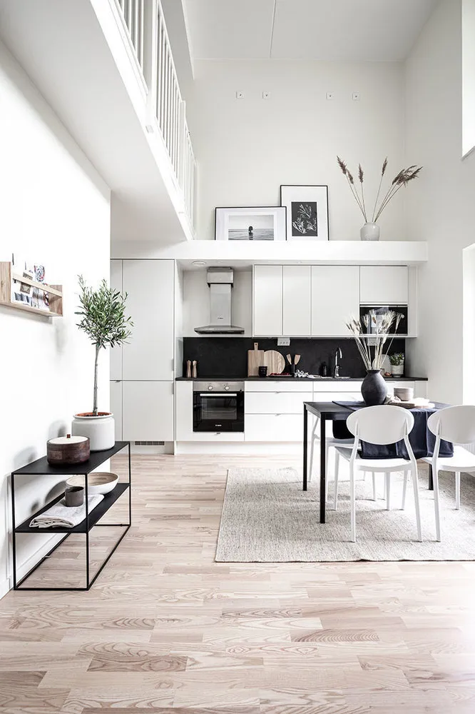 照片:斯堪的纳维亚风格厨房和餐厅,室内装饰,公寓,瑞典,平面图,白色,极简主义,黑色,哥德堡,2间卧室,40-60平方米 – 我们网站上的照片