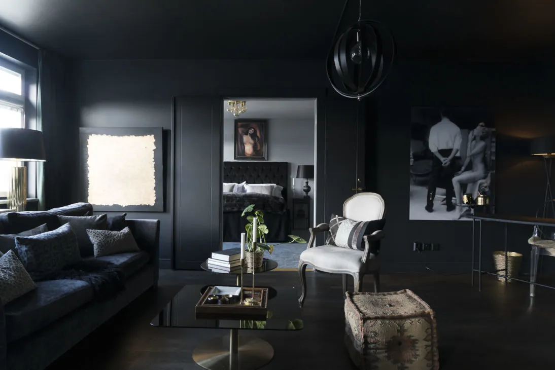 照片:现代风格客厅,室内装饰,公寓,瑞典,黑色,2个房间 – 网站上的照片