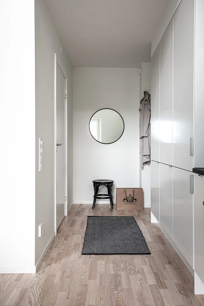 照片:斯堪的纳维亚风格门厅,室内装饰,公寓,瑞典,平面图,白色,极简主义,黑色,哥德堡,2间卧室,40-60平方米 – 我们网站上的照片