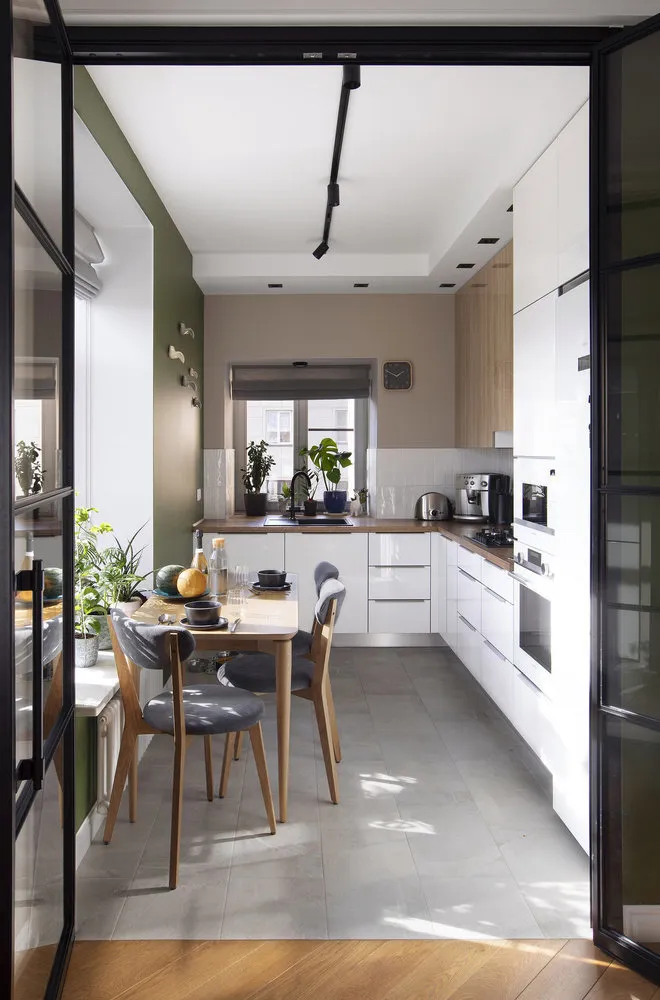 Фотографія: Кухня та столова в стилі Сучасний, Поради, Під вікном, як задіяти під вікно – фото на нашому сайті