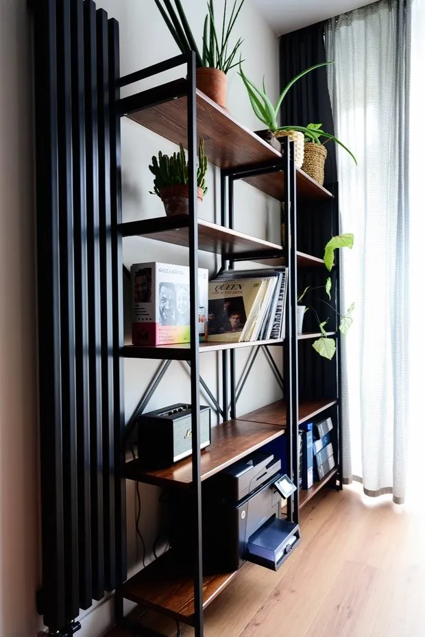 Al lado de la ventana se creó un estudio doméstico con almacenamiento en estanterías.