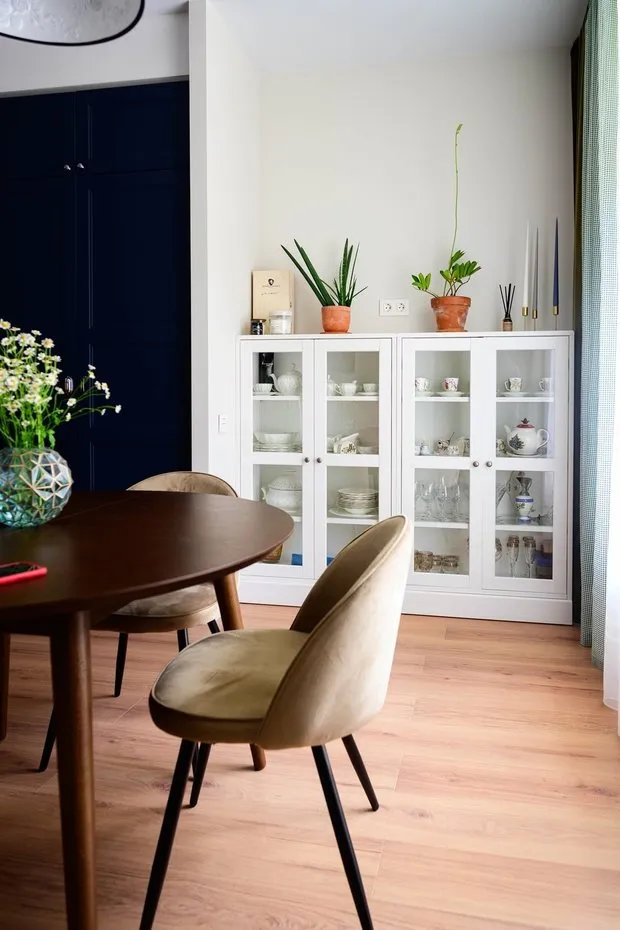 Para la colección de vajilla se utilizaron bajos muebles tipo bufé.