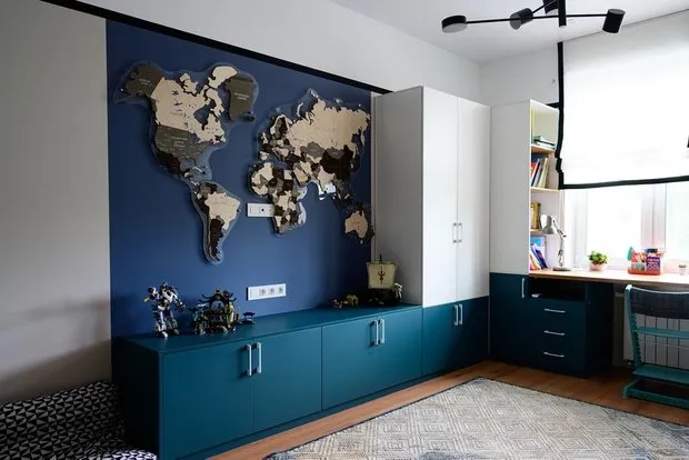En la habitación infantil se continuó el tema del color azul y se pintó una pared destacada con mapa geográfico.