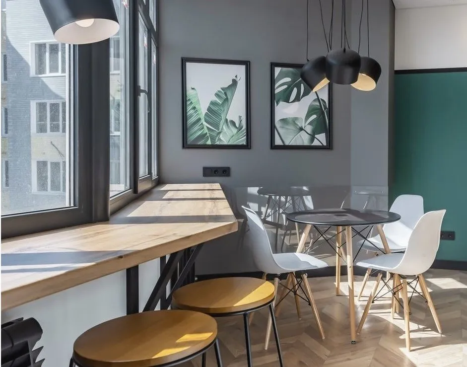 Фотографія: Кухня та столова в стилі Мінімалізм, Поради, Під вікном, як задіяти під вікно – фото на нашому сайті